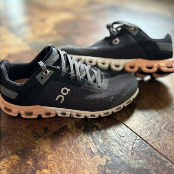 Womens like new On Clouds size 6 - Picture 2 of 2